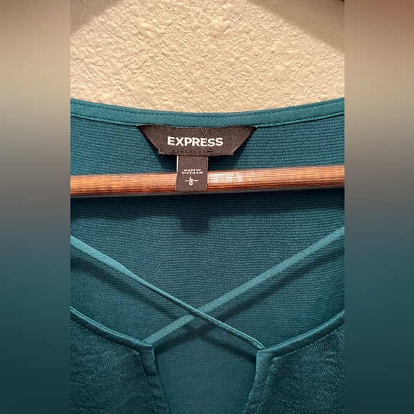 Green Women’s Large EXPRESS Top - Picture 2 of 3